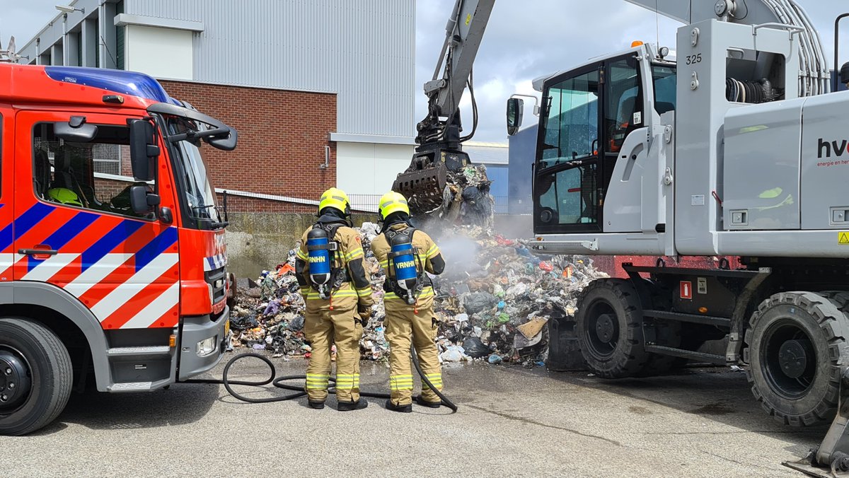 DEN HELDER - Tijdens het ophalen van afval bemerkte de chauffeur van een HVC auto dinsdagmiddag dat er rook kwam uit de container achter op zijn vrachtwagen .  #glocalmedia #112nieuws #denhelder.