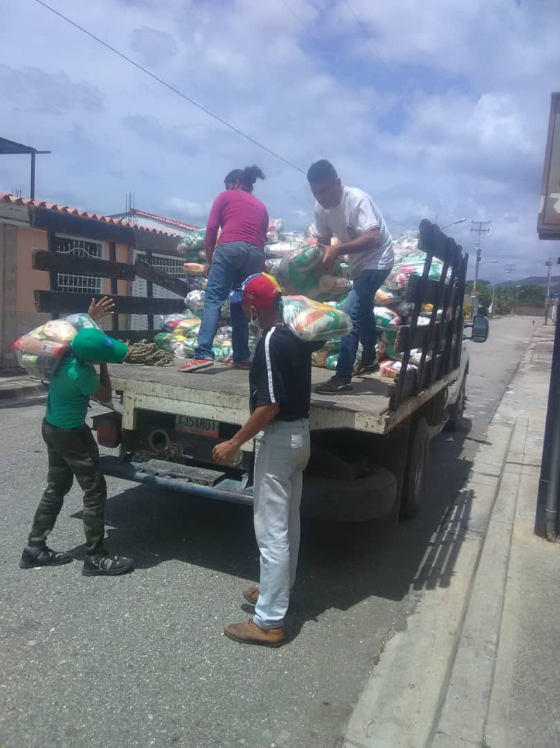 janet_araujo72's tweet photo. McpioMotatan hoy nuestro municipio recibió mas de #8MilBolsasClap gracias al gob. @RangelSilva4F y al extraordianario trabajo por @epsdistal y los #Clap #Milicia #AbastecimientoSeguro  @NicolasMaduro @dcabellor @MotatanActivo https://t.co/JmOfWYp6Qt