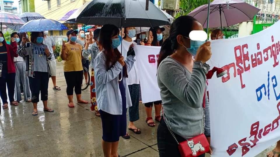 TechnicalShabb3's tweet photo. Whether heavy rain or strong wind #Myanmarpeople don't let to stop protesting against the coup. It seems like it's their message to the Coup and entire world that they will not stop protesting until democracy restore in Myanmar. 
#WhatsHappeninglnMyanmar 
#May27Coup https://t.co/9RQqQNTt0S