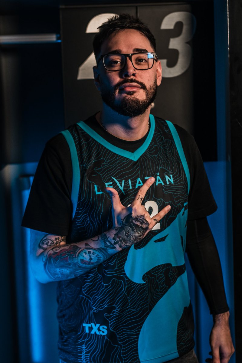 Bueno, si llegamos a 8000 seguidores antes de las 12:00 sorteamos una camiseta de basket firmada por todos los jugadores de CS entre los que den RT a este twit...