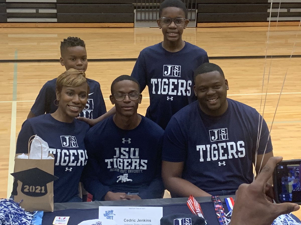 MarshallBuffs's tweet photo. @MarshallBuffs 2021 Spring Signing Ceremony! #〽️Block #BMF #Buffs @MHS_Buffs https://t.co/yjFwqw2Mi9