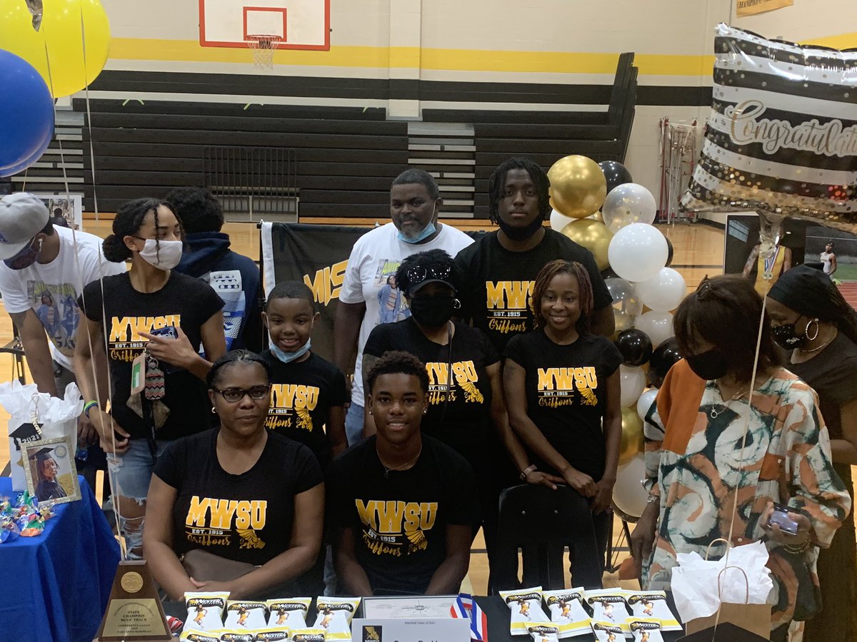 MarshallBuffs's tweet photo. @MarshallBuffs 2021 Spring Signing Ceremony! #〽️Block #BMF #Buffs @MHS_Buffs https://t.co/yjFwqw2Mi9