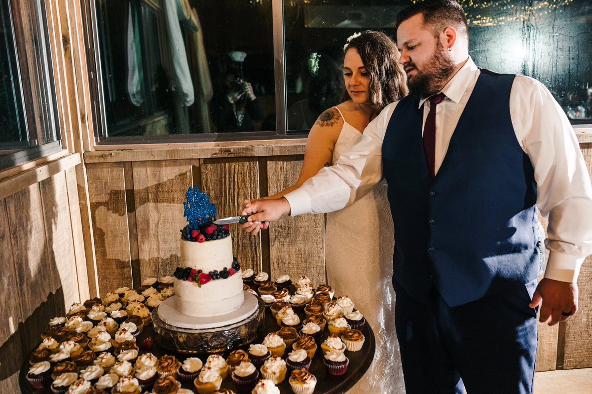 jbassboy's tweet photo. @BenchmadeKnives I got married a month ago, luckily I had my 940 in my suit pocket when we couldn’t find a cake cutter. Thanks for making the best #EDC, it will even cut cake! https://t.co/5Hcfrf0Z7z