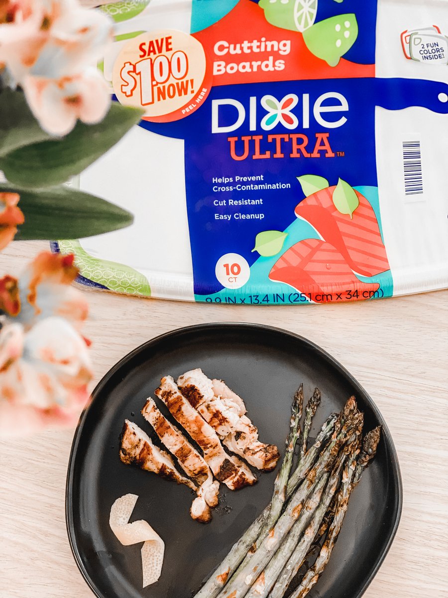 #ad This Grilled Lemon Chicken + Asparagus tasted so good, and we had next to no cleanup thanks to <a href="/DixieProduct/">Dixie</a> Cutting Boards! They save me from mounds of dishes in the sink every time 🙌🏻 beingsummershores.com/blog/grilled-l… #DixieCuttingBoard