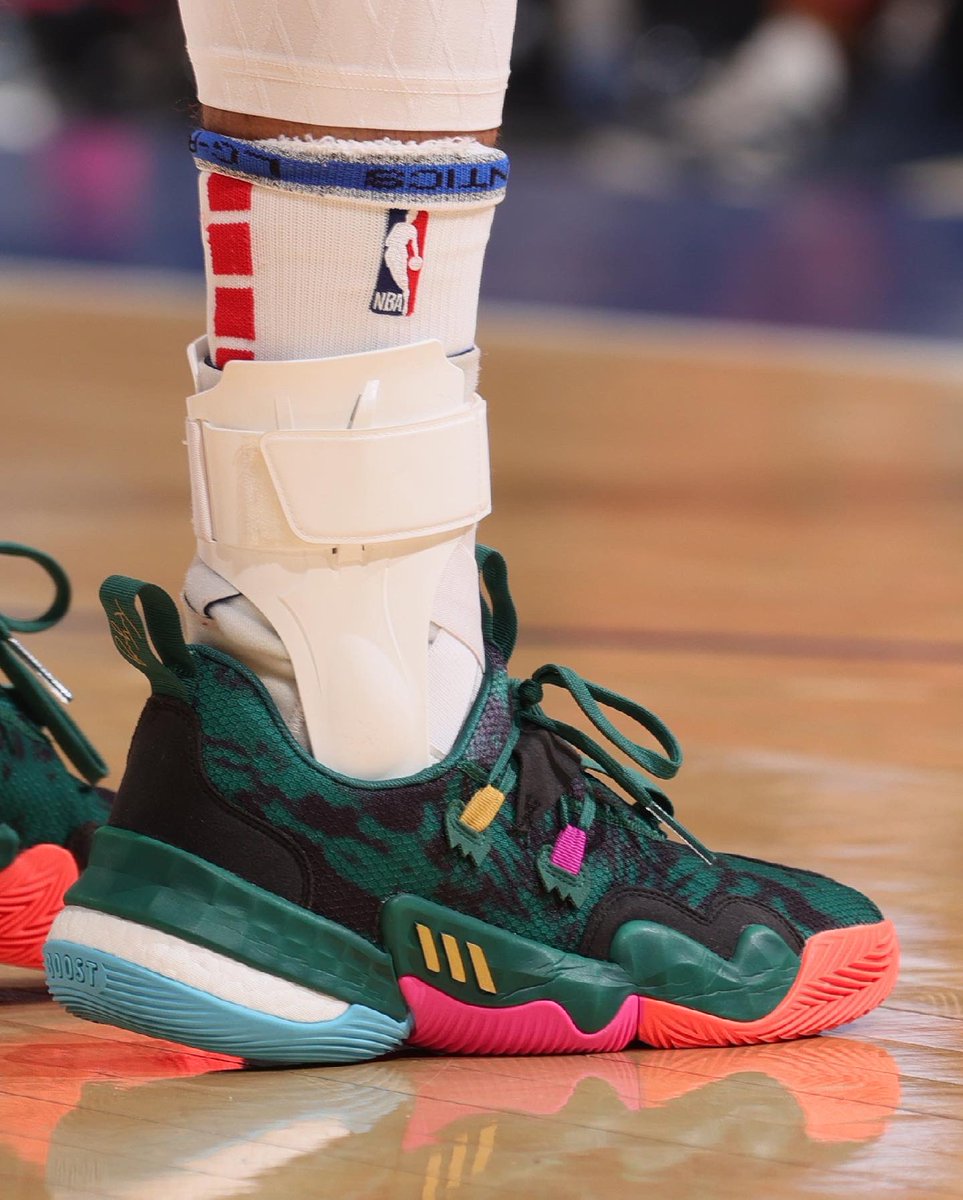 trae young sneakers tonight