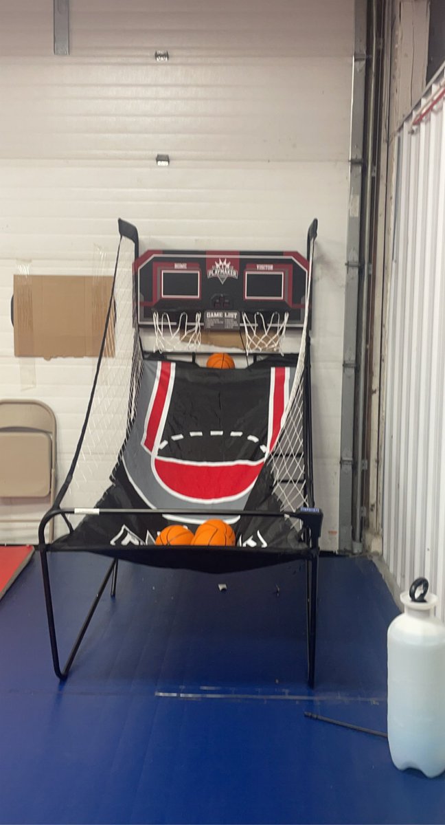 Ended the night with a little basketball shootout for push ups. Wrestling is a grind, gotta make time for some fun too. Any competition is good competition. Have a good Memorial Day weekend everyone! See you back next week!

#DWC