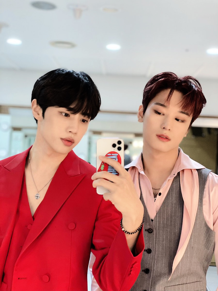 fzheizou's tweet photo. '   ⩍    𝐧𝐞𝐰     ╱    🦊    _:    updᥲtᥱ    𓈈    O5.26    ✦   #TWIVE2NDCB    ᠈    #LIKETTWIVE     !

Me robé a Kayle hoy porque teníamos que traerle nuestros carteles de "te amamos miu" y gritar que bañen a nuestra rata, las amamos. <3 https://t.co/jx5LFLSEqh