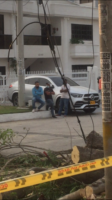 valecc23's tweet photo. Hací que digo las denuncias ciudadanas ciudadanas solo quedan en el olvido,donde estan las regulaciones necesarias empleadas por @alcaldiabquilla y #barranquillaverde, cuando se talan árboles que han estado casi 30 años en un lugar. https://t.co/aGmiYJw5B5