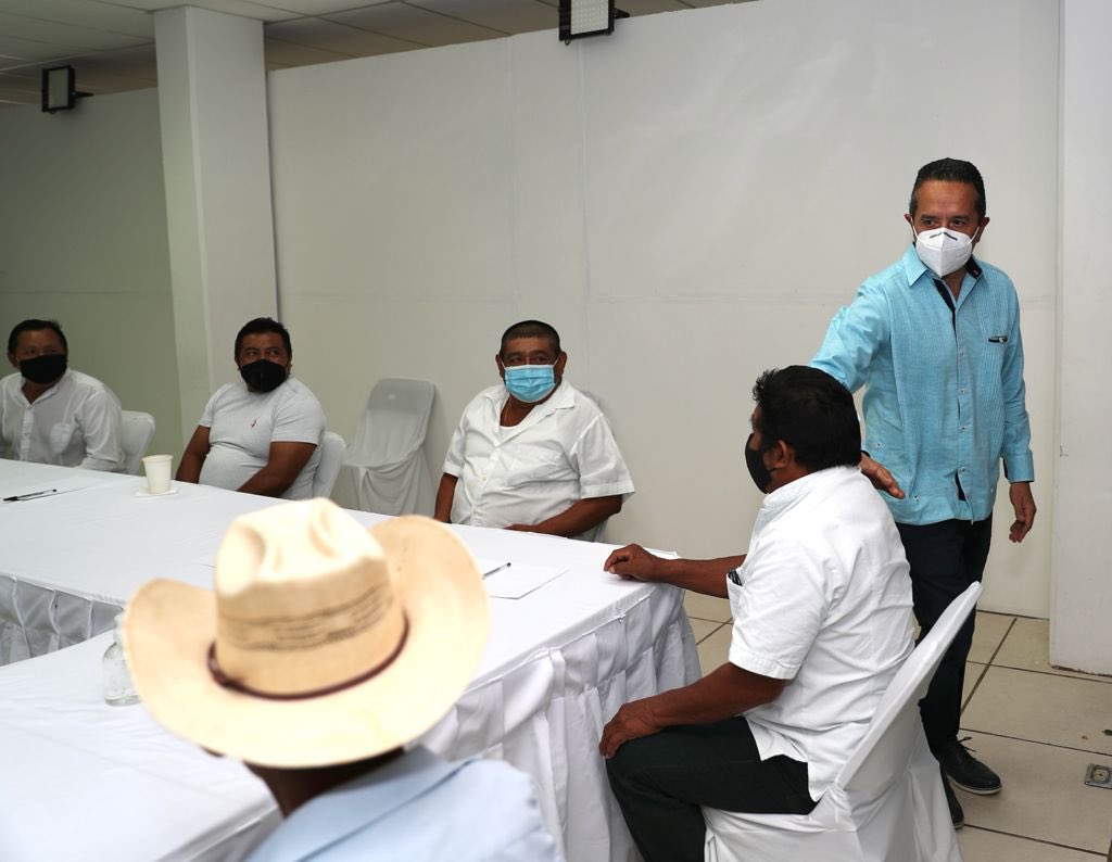 CarlosJoaquin's tweet photo. Saludé y dialogué con los dignatarios Mayas, en #FelipeCarrilloPuerto, hablamos de sus comunidades, sus centros ceremoniales y el cuidado de su salud. Un gusto como siempre escucharlos y atenderlos. https://t.co/Oy3tlmfC3a