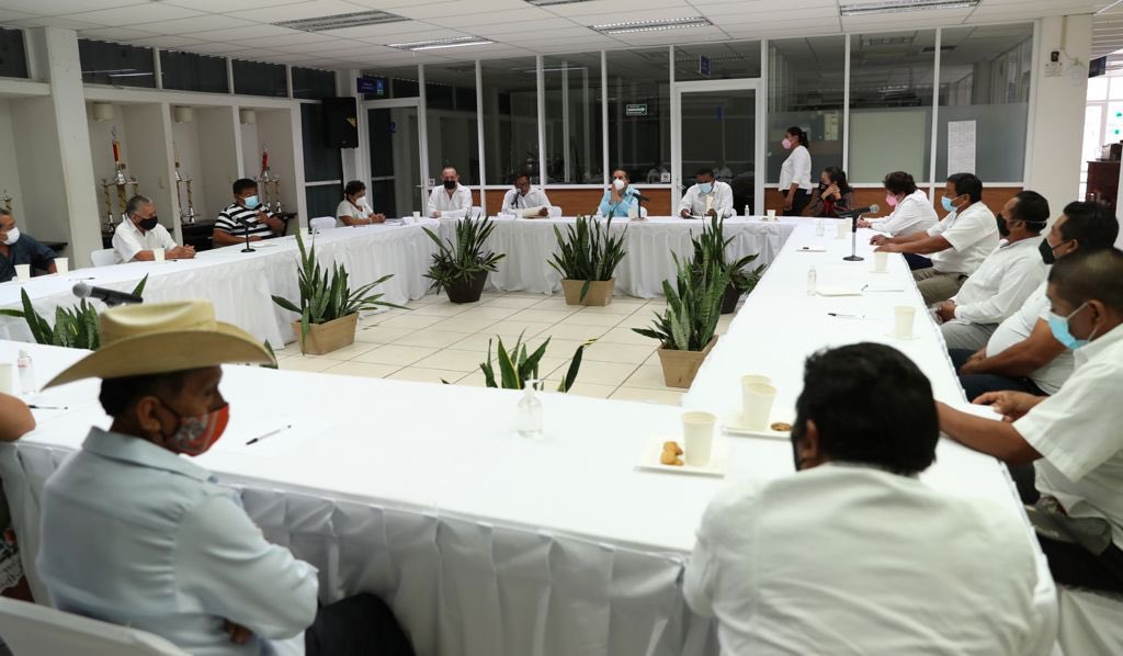 CarlosJoaquin's tweet photo. Saludé y dialogué con los dignatarios Mayas, en #FelipeCarrilloPuerto, hablamos de sus comunidades, sus centros ceremoniales y el cuidado de su salud. Un gusto como siempre escucharlos y atenderlos. https://t.co/Oy3tlmfC3a