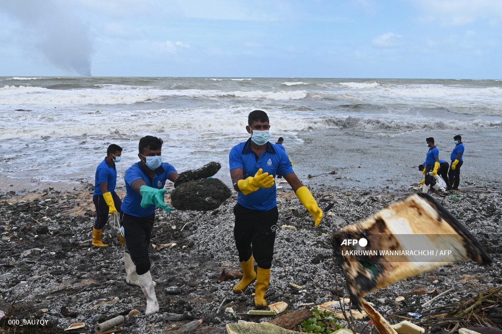 AFPphoto's tweet photo. Sri Lanka braces for beach pollution as ship burns. #AFP 
 📸 @lakruwan7
https://t.co/LyVqeU4piY https://t.co/Npe2RxLhIb