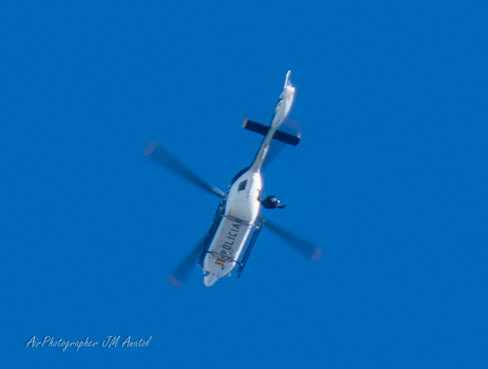 jmanatol's tweet photo. #BuenosDias
#Jueves
¿Apetecen unos saltos?
En el #LoneParatrooper que organiza la #BRIPAC del @EjercitoTierra en la #ABA del @EjercitoAire en León, también participa la @policia con su @AirbusHeli #EC135P2Plus y con saltos de los #GEOS y otros ejércitos
#SkyDive #Paracaidismo https://t.co/dlT4zvsZMe