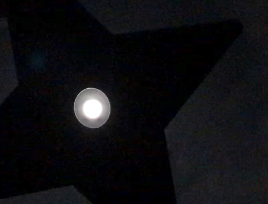 昨夜は何度も空を見上げるも、月は見えず。。。皆さんは見られましたか？前日にリハーサルで撮った手裏剣の小窓から見える満月をお裾分け。

#手裏剣 #忍者 #ニンジャトレーナー #満月