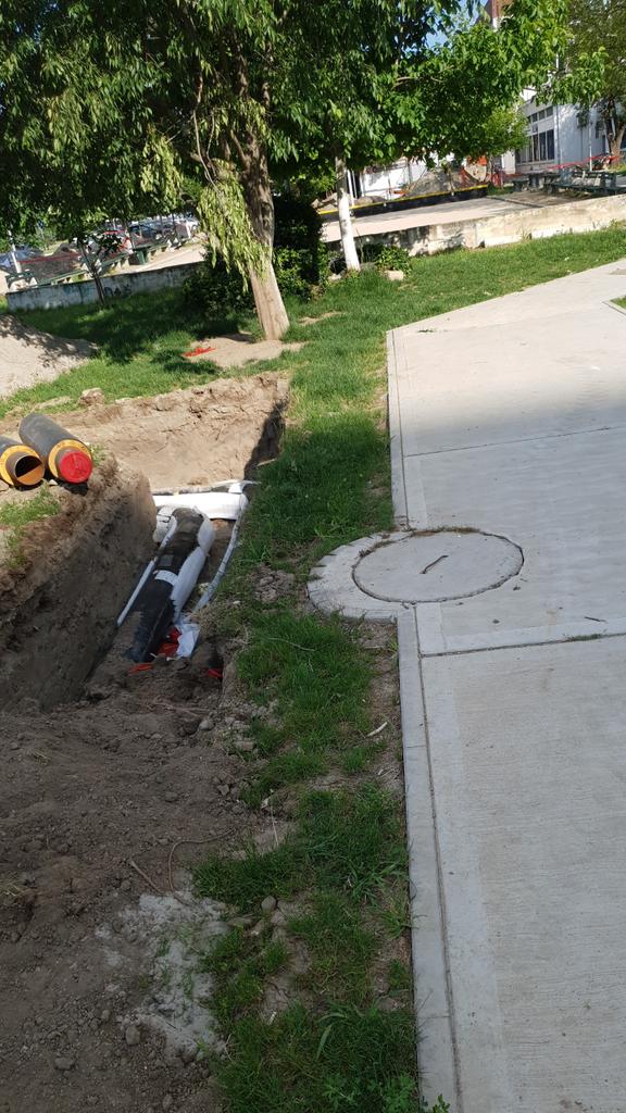 Jelica06784861's tweet photo. @prijavi_problem @SZMM132 Pozdrav, danasnje slike. Do sada bi zatrpali rupe, zar ne? U sred parka i staze neobezbedjen prostor. Da li ste poslali prijavu nadleznim sluzbama? https://t.co/KXQvVwEMN9