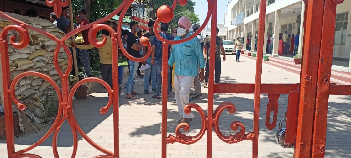 IamDeepak1925's tweet photo. जम्मू प्रशासन होश में आओ
भगवती नगर में सोशल डिस्टेंसिंग की उड़ रही है धज्जियां

@dcjammuofficial @OfficeOfLGJandK @igpjmu @JmuKmrPolice @jkmediasocial @JammuSave https://t.co/IfaAmTiiEW