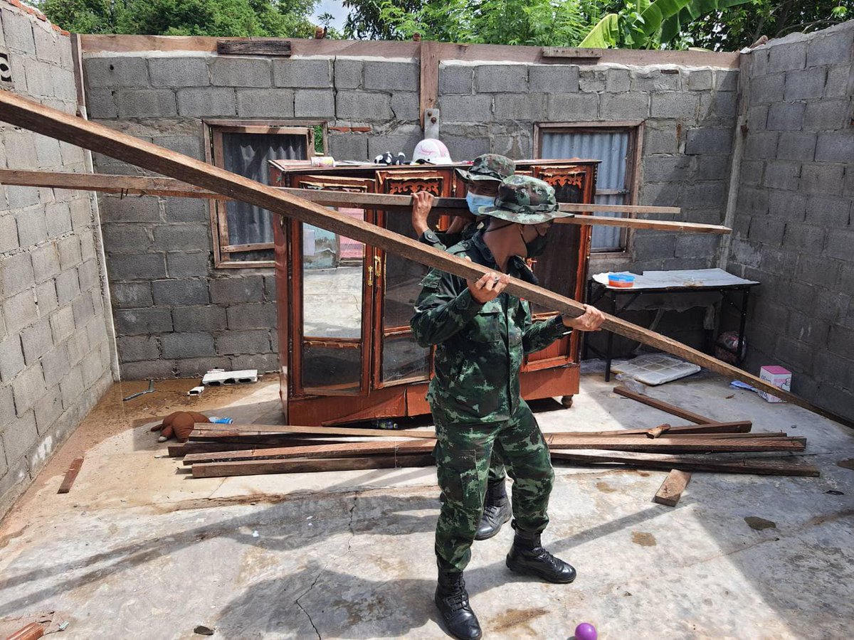 army2pr's tweet image. กองพันทหารช่างที่ 202 กรมทหารช่างที่ 2 เยี่ยมเยียนให้กำลังใจ มอบเงินช่วยเหลือ และสิ่งของอุปโภค - บริโภค พร้อมสนับสนุนกำลังพล เข้าให้การช่วยเหลือขนย้ายสิ่งของภายในบ้านให้แก่ครอบครัว พลทหาร ธีรพล หล้าชน สังกัด กองพันทหารช่างที่ 202 กรมทหารช่างที่ 2
#เพราะเราคือครอบครัวเดียวกัน