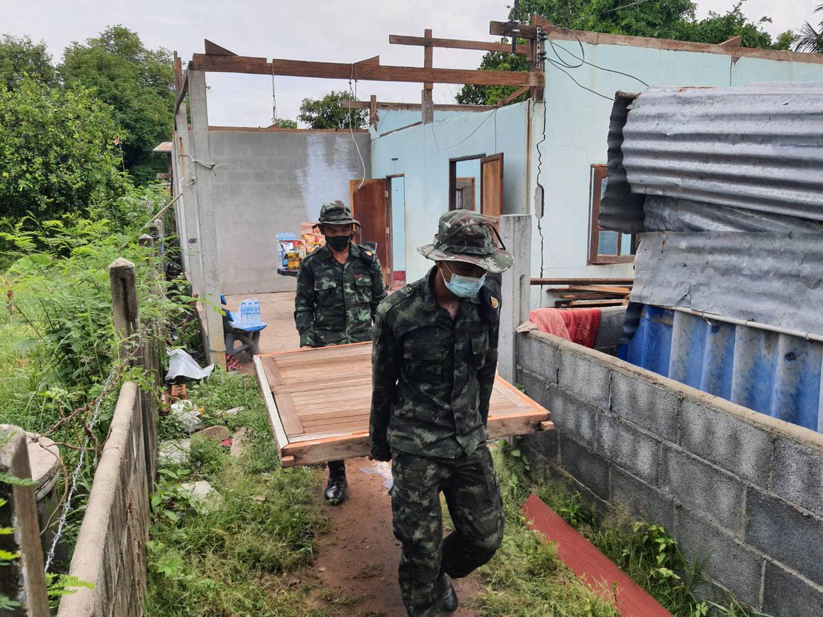 army2pr's tweet image. กองพันทหารช่างที่ 202 กรมทหารช่างที่ 2 เยี่ยมเยียนให้กำลังใจ มอบเงินช่วยเหลือ และสิ่งของอุปโภค - บริโภค พร้อมสนับสนุนกำลังพล เข้าให้การช่วยเหลือขนย้ายสิ่งของภายในบ้านให้แก่ครอบครัว พลทหาร ธีรพล หล้าชน สังกัด กองพันทหารช่างที่ 202 กรมทหารช่างที่ 2
#เพราะเราคือครอบครัวเดียวกัน