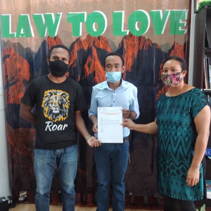 kallenr94's tweet photo. Grateful to sign a youth-led project under @TheVoiceIncPNG #CleanGeneration Grant Facility, an initiative that empowers young people to implement community-led solutions in #PNG.
The grant will provide a 5000 ltr water tank 4 Tubetube Elementary School https://t.co/XUsuoWXpmn https://t.co/WSwQKFLPdM
