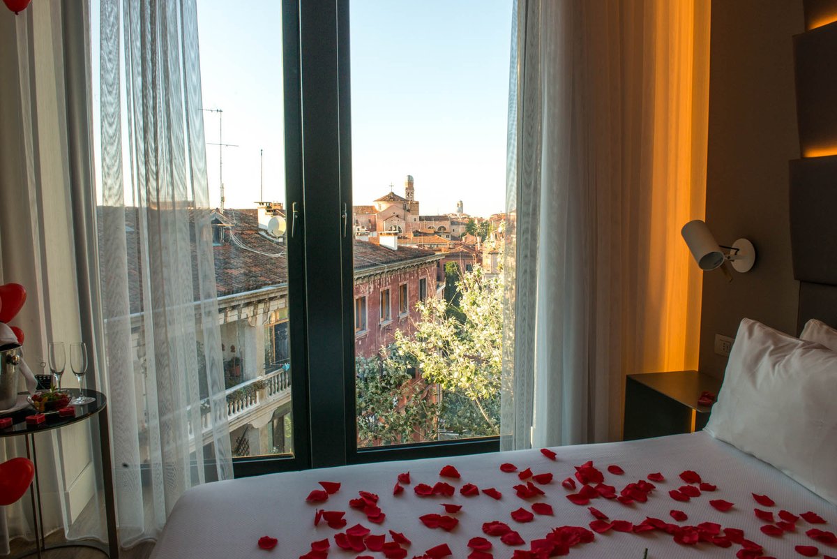 nhhotelsit's tweet image. Due calici, un'atmosfera complice e una finestra sui tetti di #Venezia ...

Le sorprese romantiche riescono molto bene qui, parola di NH Venezia Rio Novo ow.ly/8mt330p3UfR ❤️

#27maggio #roomwithview