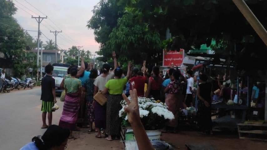 To oppose the military regime, a market strike was held on May 27 at Nyin Maw village, Laung Lone Township, Dawei District, Tanintharyi Division.
#May27Coup
#WhatsHappeningInMyanmar