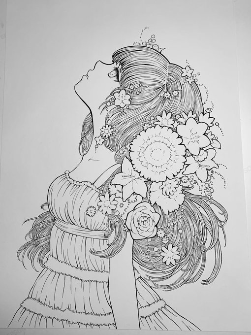 たくさん反応頂けたので見えづらいですが以前撮影した線画を上げます
ピンク花は2019年で2年前のイラストですね
青は500フォロワー様記念に描いた物です 