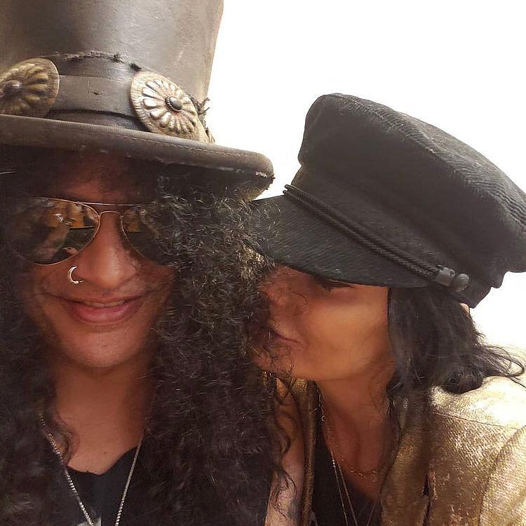 slashworldarg's tweet photo. #slashfamilyfriends 

@slash luciendo la galera que #meeganhodges le regaló para su cumpleaños 🥰

🤘🎩🇦🇷

#slash #meegan #tophat #gift #birthday #regalo #galera https://t.co/mB0xCwkGWn