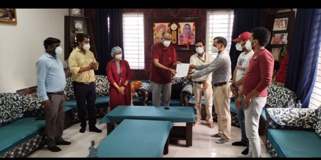 <a href="/MoHFW_INDIA/">Ministry of Health</a> से संबंध राष्ट्रीय स्वास्थ्य मिशन अंतर्गत लम्बे समय से तथा कोविड महामारी में अपनी महती भूमिका निभाने वाले स्वास्थ्य विभाग से जुड़े चिकित्सकों तथा पैरामेडिकल स्टाफ ने अपनी न्यायोचित मांगों को लेकर एक ज्ञापन मुख्यमंत्री श्री <a href="/ChouhanShivraj/">Shivraj Singh Chouhan</a> के नाम सौंपा।