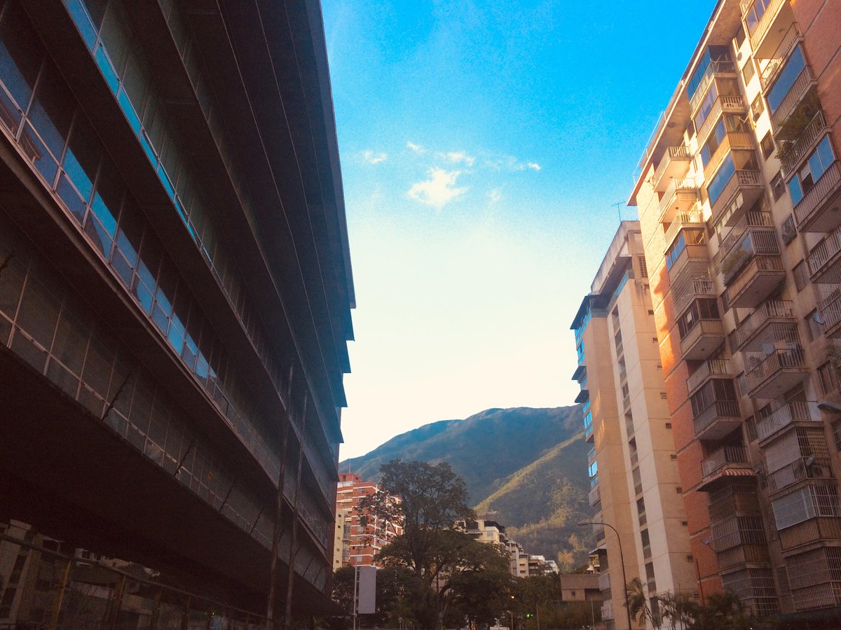#Ciudad Caracas goza de esa cualidad, no importa donde te ubiques, siempre dispondrá un espacio para que puedas divisar el Ávila.