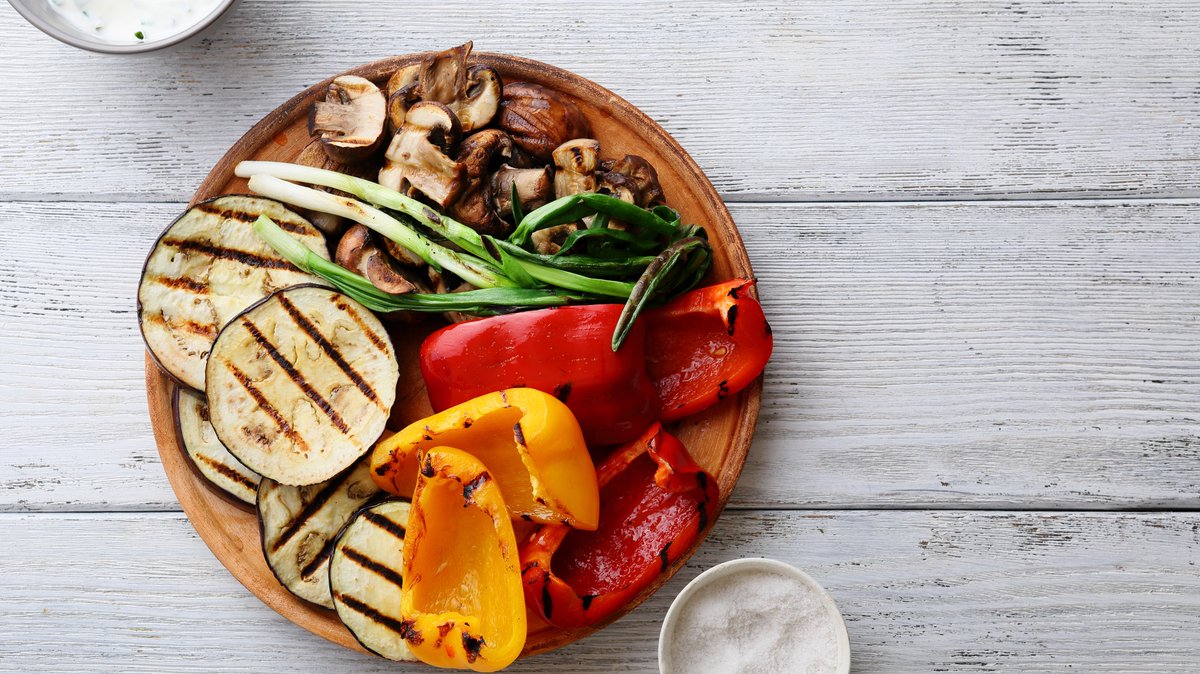 Awaken180's tweet photo. This plate of Grilled Vegetables With Whipped Garlic Feta Dip is sure to be the star of your next cookout!

Find the full maintenance recipe here: https://t.co/xdE2AzeVUM

#GrillingSeason #WhippedFetaDip #CookWithAwaken180 #Vegetables #HealthyRecipe #AwakenApproved https://t.co/OVOflBfSOK
