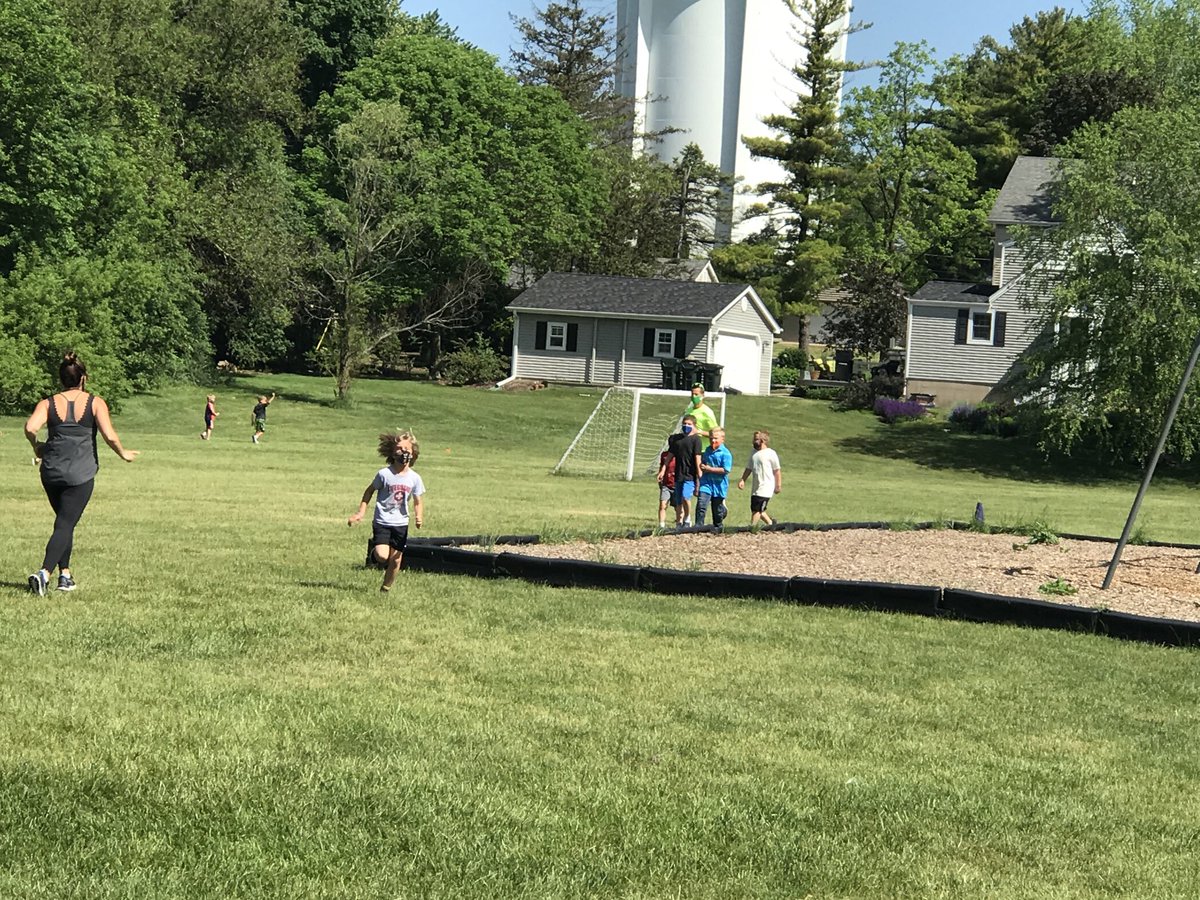 MrsBreckanGrove's tweet photo. Grove 1st graders ran a mile to raise over $1000 for clean water! ⁦@GroveAve220⁩ ⁦@barrington220⁩ https://t.co/eJGXGit19Z