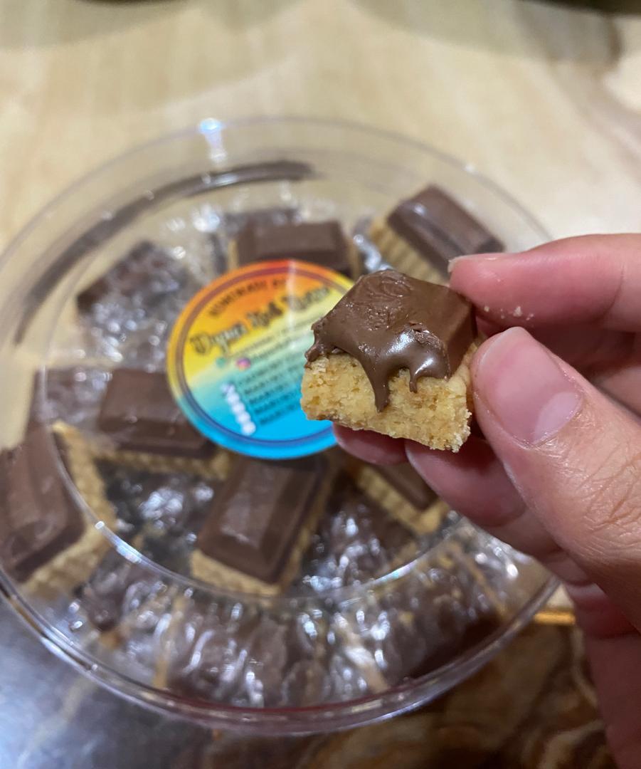 _usherul's tweet photo. Hi warga ipoh disayangi... Tart cadbury kini kembali beroperasi seperti biasa yea... Untuk sebarang tempahan terus whatsapp 0125191641 (Ain) atau dm @chenurulain_  
▶️RM25 (30pcs)
▶️RM35 (43pcs)
▶️PROMO RAYA RM100 (43pcsX3)

@MohKeIpoh 
@IpohAjer 
@MohKeIpoh 
#tartcadbury https://t.co/Ghl4DedgBZ