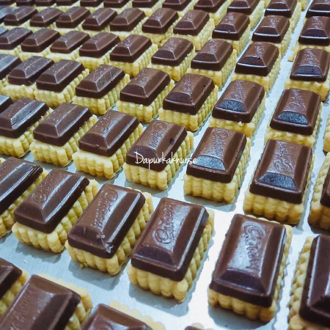 _usherul's tweet photo. Hi warga ipoh disayangi... Tart cadbury kini kembali beroperasi seperti biasa yea... Untuk sebarang tempahan terus whatsapp 0125191641 (Ain) atau dm @chenurulain_  
▶️RM25 (30pcs)
▶️RM35 (43pcs)
▶️PROMO RAYA RM100 (43pcsX3)

@MohKeIpoh 
@IpohAjer 
@MohKeIpoh 
#tartcadbury https://t.co/Ghl4DedgBZ