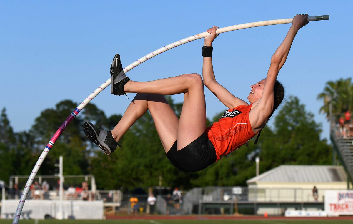 Scoop_DoaneTF's tweet photo. #NAIATrack women's pole vault: #DoaneTF's @shortney39 4th, 3.90/12-9.5 https://t.co/HVhGiWdjkE