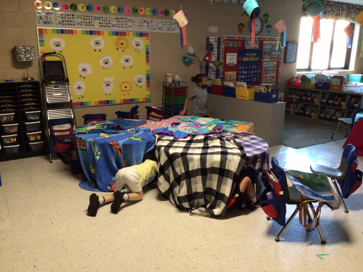 msconcannonbeu's tweet photo. U is for Under the Table (fort building) day @BeulahRalphElem #cpsbest #actuallywecan #ABCcountdown #countdowntosummer #kindergarten https://t.co/aJ8upAPTe6