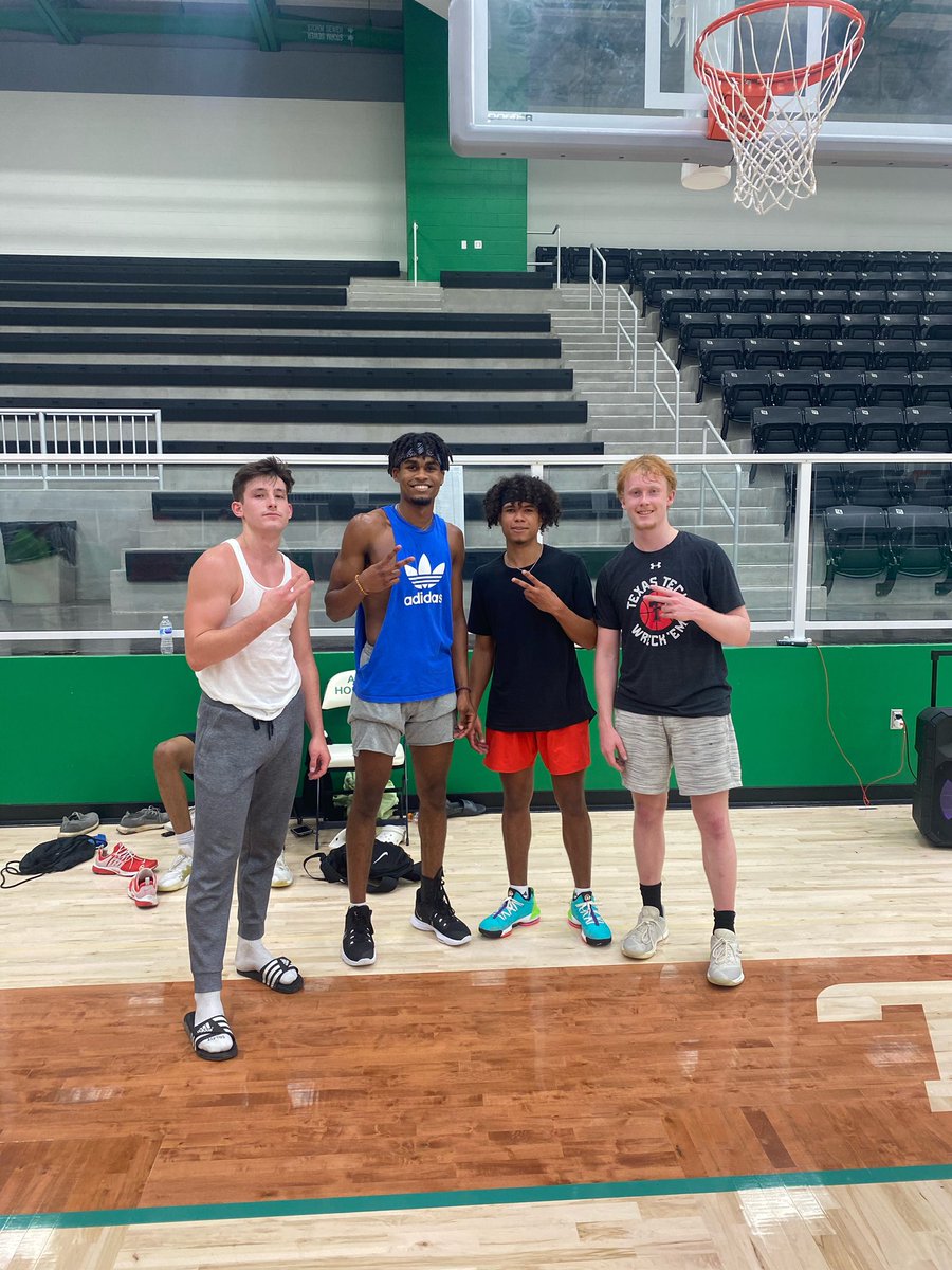 Azle_hoops's tweet photo. Always good to see @EricMcalister9 in the gym but it was Great to see @CJGOTJUICE @ulshafermatthew @WareJericho back in the gym today! https://t.co/gdsIzGb3hu
