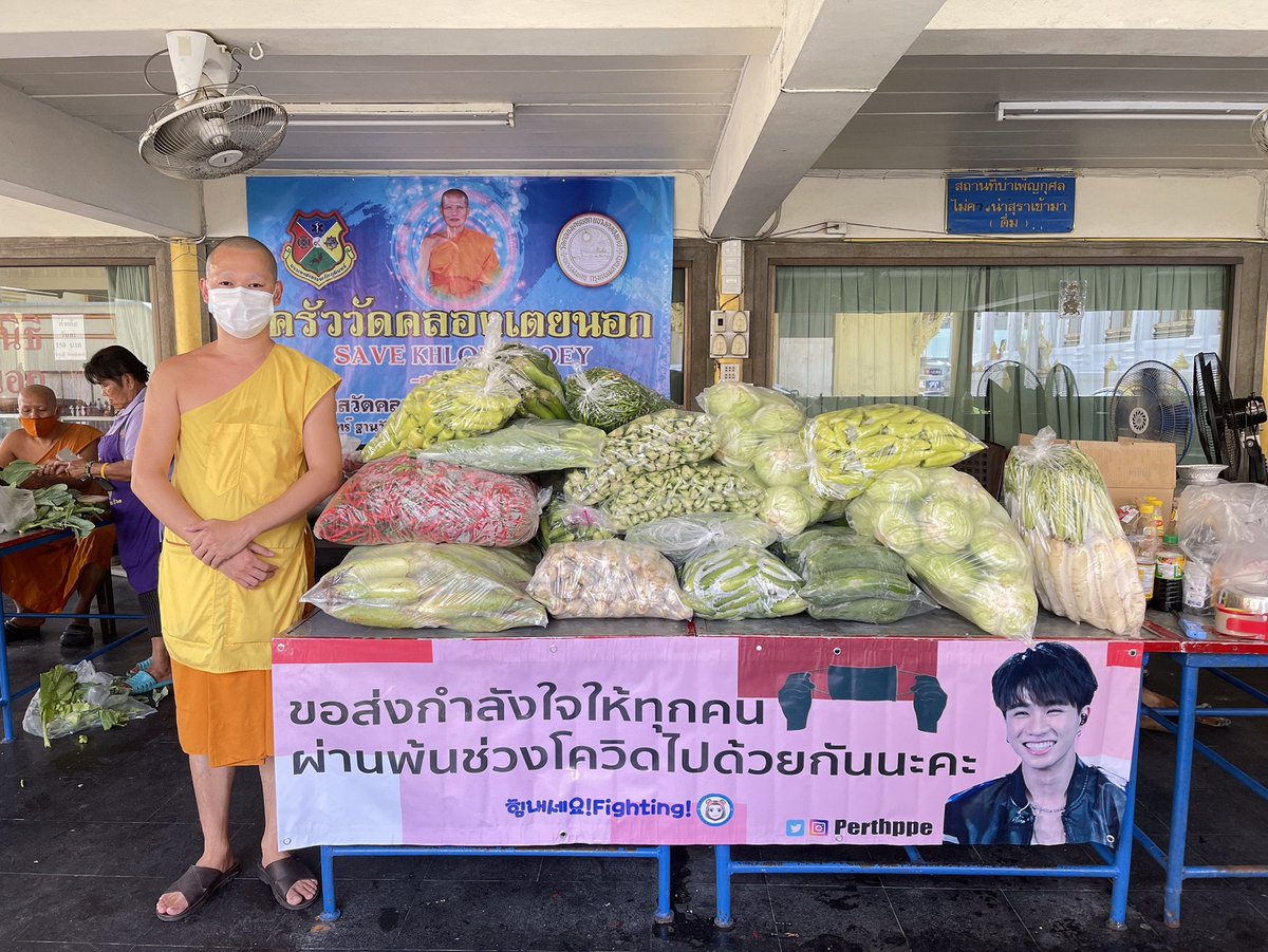 PerthKRSupport's tweet photo. 🔥 Donation activities for homeless people in Thailand🔥
📍Khlong Toei Nok Temple
 Vegetable donation to monks
They will make a lot of food and will be delivered to those in need.
#PerthTanapon #KDPPE https://t.co/AuLabUuAqQ