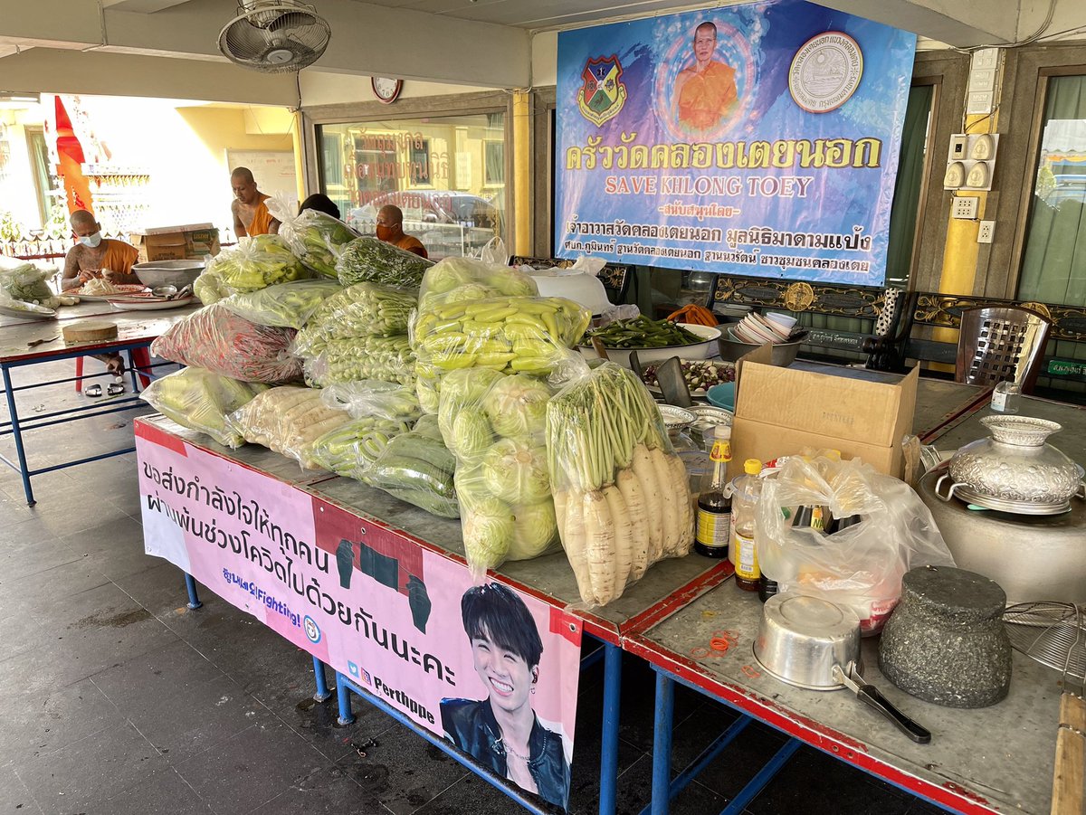 PerthKRSupport's tweet photo. 🔥 Donation activities for homeless people in Thailand🔥
📍Khlong Toei Nok Temple
 Vegetable donation to monks
They will make a lot of food and will be delivered to those in need.
#PerthTanapon #KDPPE https://t.co/AuLabUuAqQ
