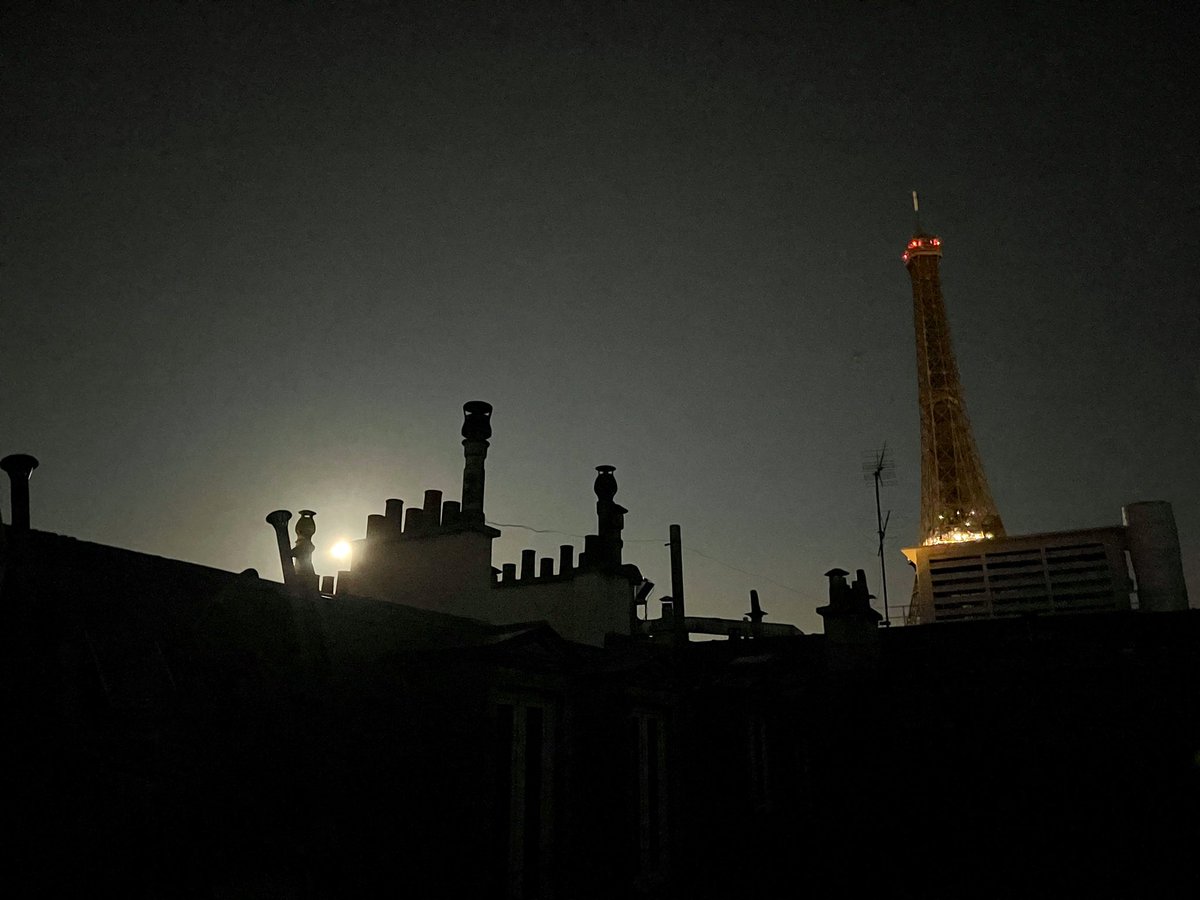 amrith's tweet photo. The super moon lighting up the skyline of Paris 🌕✨

#ShotOniPhone with @HalideCamera 📷 https://t.co/9RCmqCILnl
