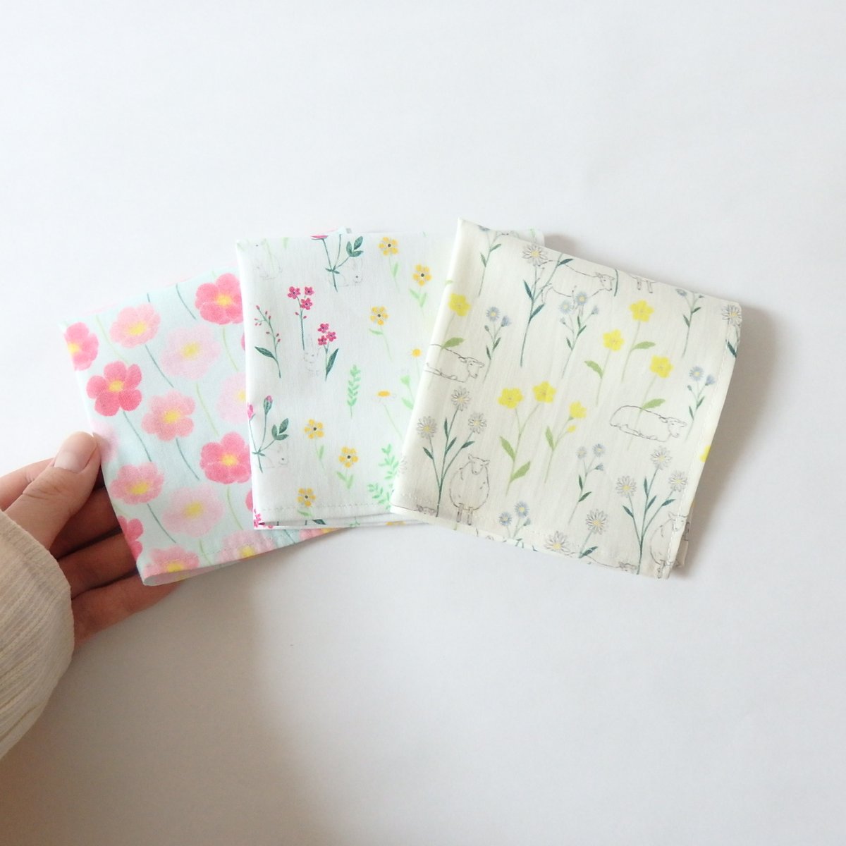 shocots_'s tweet image. フォロー&amp;amp;RTしてくださった2名様に、新商品のコットンハンカチ1枚ずつお渡ししたいと思います💕

①〜④の中でご希望の柄がございましたらこちらのツイートにコメントでお教えください✨
コメントいただいた番号の柄をお渡しさせていただきます♪

↓詳しくは下記に続きますのでご確認くださいませ。