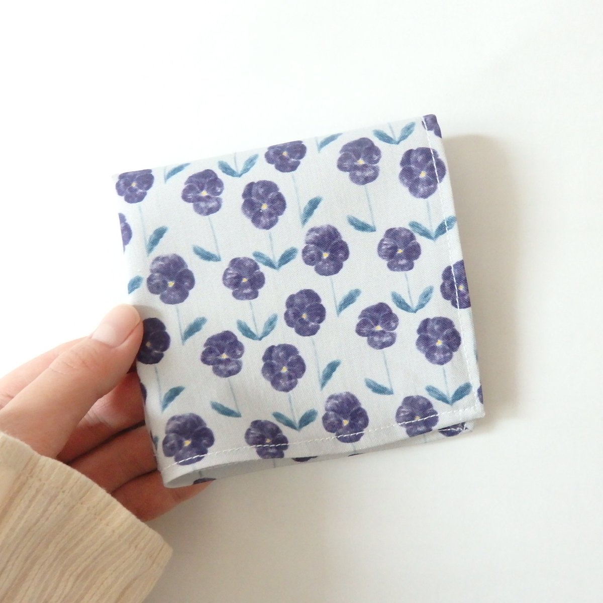 shocots_'s tweet image. フォロー&amp;amp;RTしてくださった2名様に、新商品のコットンハンカチ1枚ずつお渡ししたいと思います💕

①〜④の中でご希望の柄がございましたらこちらのツイートにコメントでお教えください✨
コメントいただいた番号の柄をお渡しさせていただきます♪

↓詳しくは下記に続きますのでご確認くださいませ。