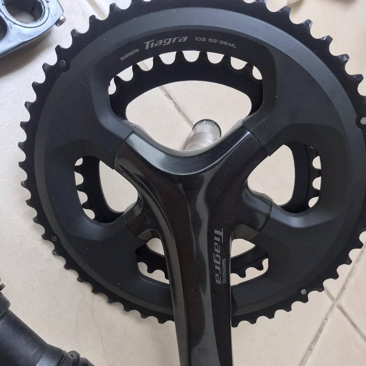 arteum_works's tweet photo. WTS : Crankset Shimano Tiagra 4700
Double Speed 52-36T
Include BB HT2
Kondisi Like New copotan United Vitessa
•
Harga Rp 1.250.000,-
WA 0821-1398-3370
#frbjb @fRBjb #fnfjb https://t.co/BkvJHrYgHw