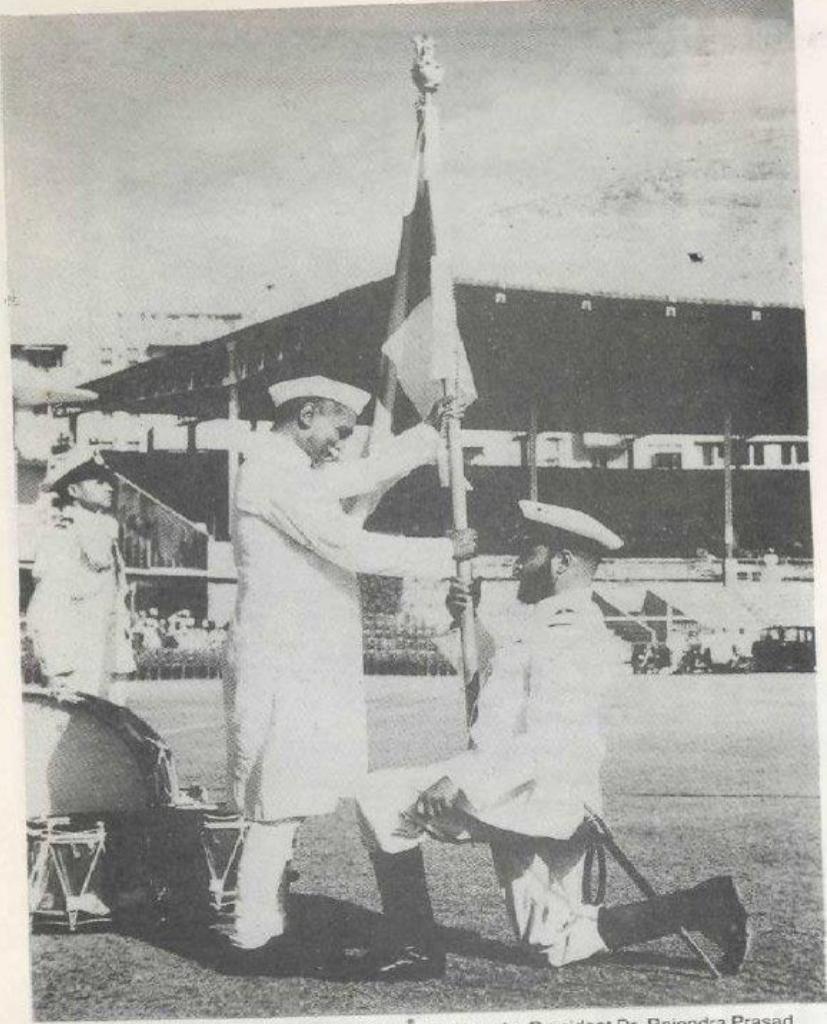 #IndianNavalHistory 
#OnThisDay, 27 May 1951, Hon President of India, Dr Rajendra Prasad presented the President’s Colours to the #IndianNavy,making it the first service to receive the Colour from the Supreme Commander of the Armed Forces (1/n).
#HarKaamDeshKeNaam