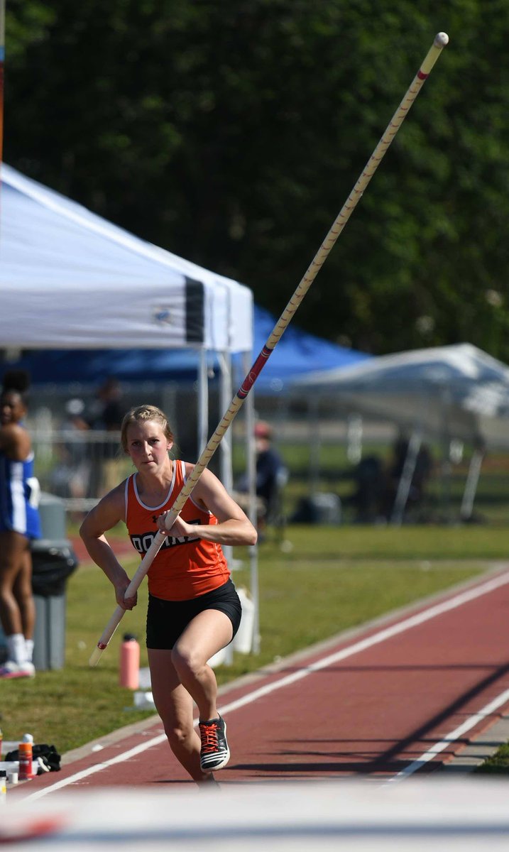 doanepolevault's tweet photo. These two made it a Great Day to be a Tiger. Congrats to Courtney for jumping 3.90m (12’ 9.5”) for a 4th place finish at Nationals and to Alyssa on another great season https://t.co/8uCZRJ24EK