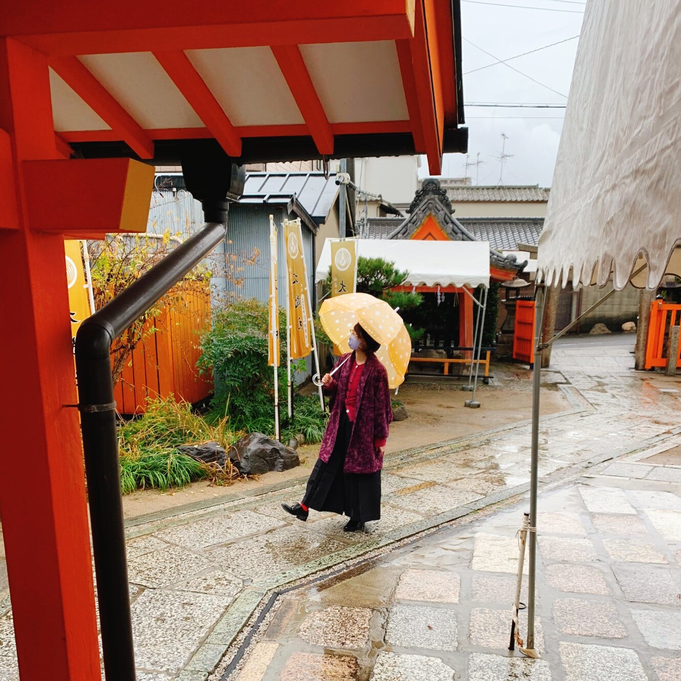 結城花音 夫婦で和洋ミックス着物 雨の日の着物スタイル 洗える着物 ポリエステル ウール 木綿 や小雨なら大島紬を着ます 履物は洋靴や裏に穴が空いてないタイプの草履 袴やスカートを履くことも 雨コートや爪カバーも一応持ってるけど こんな