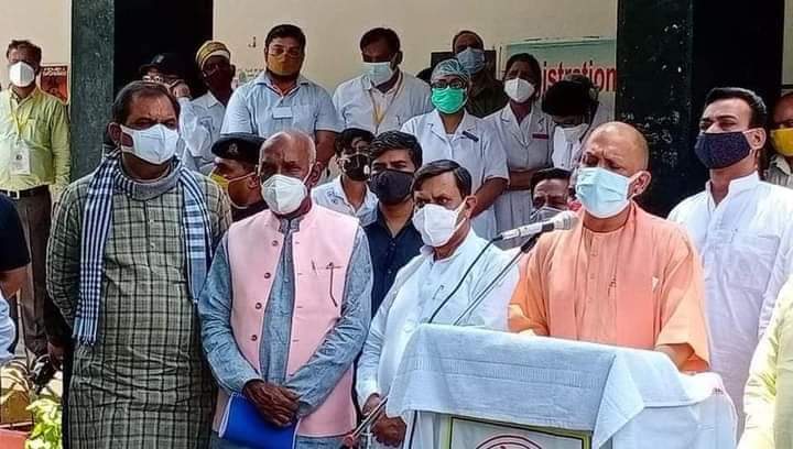vikramverma5I's tweet photo. उत्तर प्रदेश के मुख्यमंत्री योगी आदित्यनाथ जी
का चुनाव प्रचार शुरू हर जिले में जाकर कोरोना

से निपटने की बात करते है..!!
भाषण देते हैं..!!

और खुद ही सोशल डिस्टन्सिंग की धज्जियां उड़ा देते हैं!!
यहां 2गज की दूरी छोड़ो 2 इंच की भी दूरी न��ी..!!

धन्य हो बाबा जी

@dimpleyadav @yadav https://t.co/p3kDDdkl45