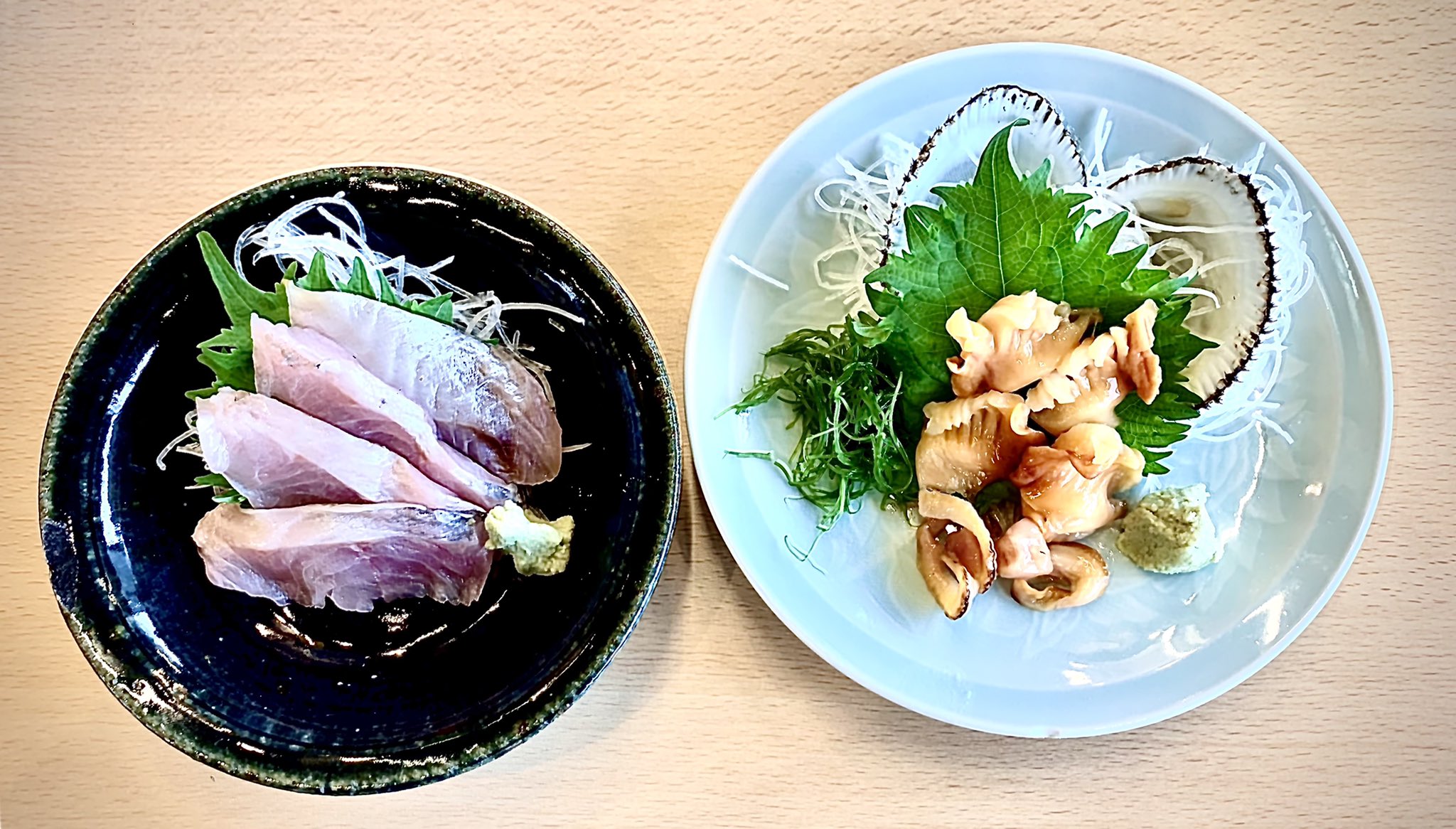 一星 今日のはま蔵 ａ定食もつの煮込とホッケ焼 950円 にムツ 300円 と赤貝 500円 の刺身を追加 もつ煮込は初めてでしたが 味噌味の定番の味 ホッケは小さかった割にふっくら焼けて美味しかったです ムツは見た目から美味しそうでプリプリでした