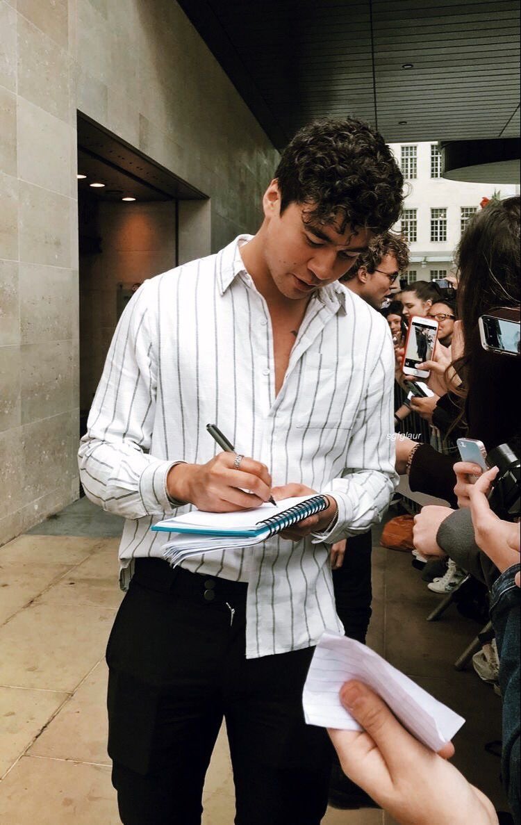 horrorsthxtic's tweet photo. he’s such a sweetheart to his fans 🥺😍 https://t.co/PWQmLOE2G0
