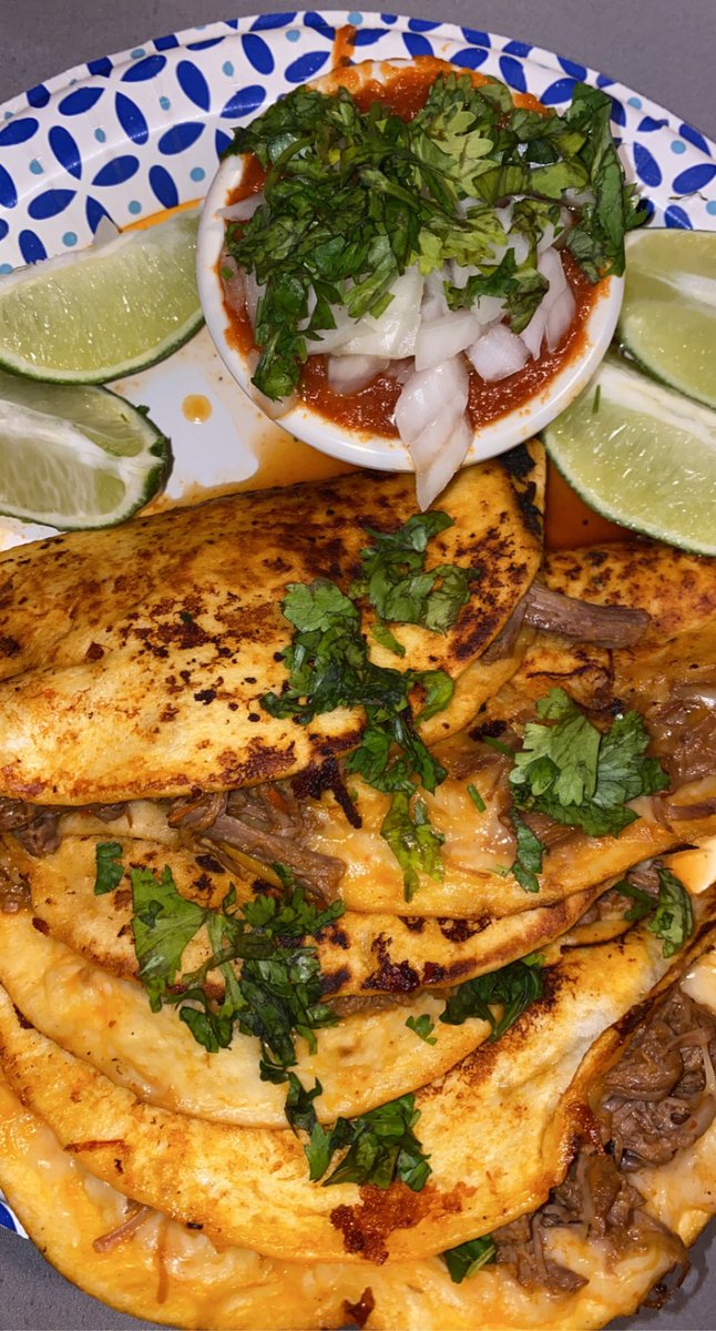 bigmamaaakay's tweet photo. Can y’all do me a solid &amp; retweet my tacos? I’m starting a small little taco business in Detroit. Just a retweet pls. 
Blessings🥺♥️ https://t.co/XLvB4kXPTs
