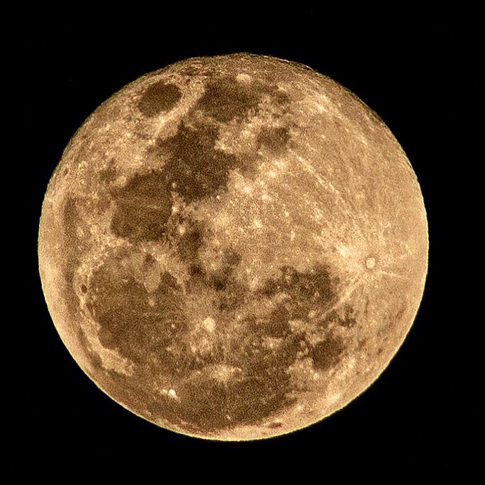 luizcarlos_foto's tweet photo. “Não me diga que o céu é o limite, quando há pegadas na Lua.” - Jennette McCurdy
#boanoite #faselunar #luacheia #lua #luacheia🌕 #deusnocomando #deus #deuseamor #deuspoderoso #deusfiel #deuseterno #vaidarcerto #jesus #esperança #esperanca #luz #fé #fe https://t.co/B6rU9rLAjm