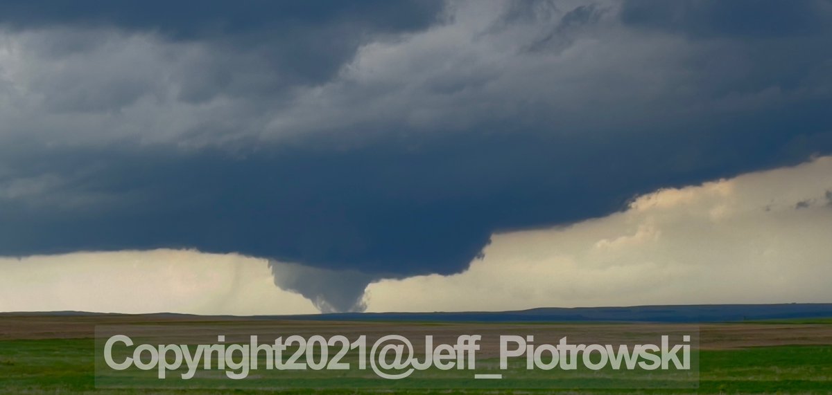 Jeff_Piotrowski's tweet photo. Long track supercell produced over a dozen tornados in extreme SW/NE late this afternoon N. Of Benkelman -10 mikes north of Max NE. #newx @NWSNorthPlatte @NWSGoodland https://t.co/JqjzfQvnnD